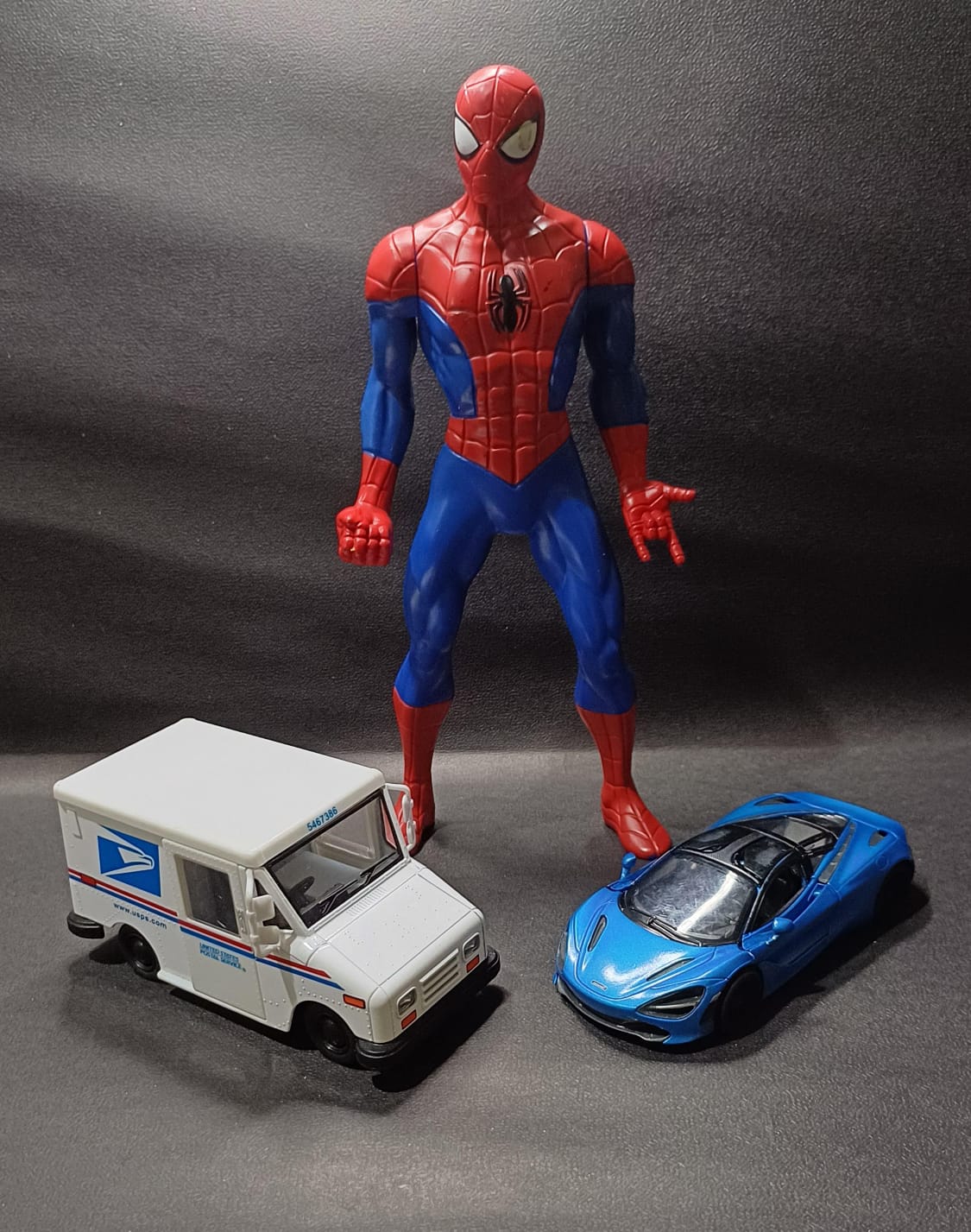 Figura de Spider-Man y Carritos de Metal